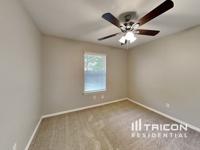 Building Photo - 1082 Roundrock Dr
