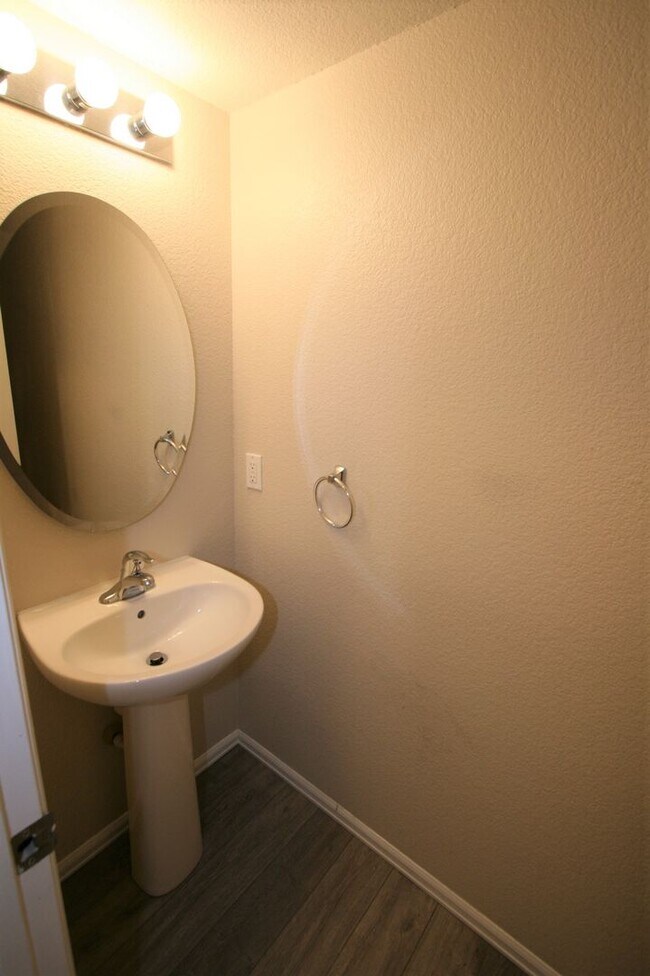 Building Photo - Beautiful 4 Bedroom Home in Stetson Hills!