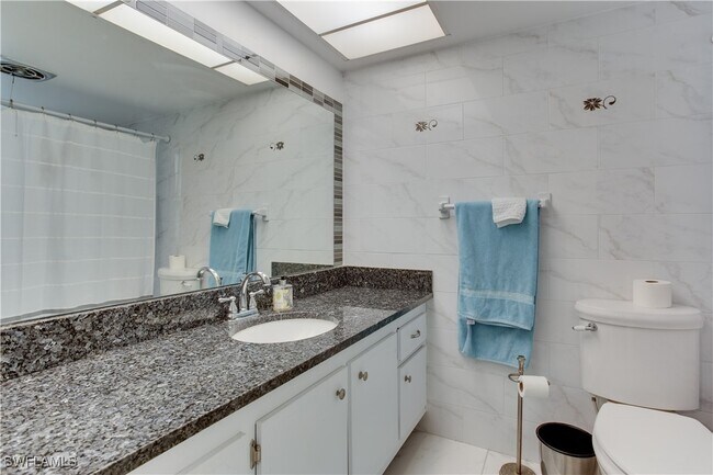 Building Photo - 385 Palm Dr