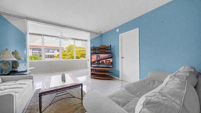 Building Photo - 2861 Somerset Dr