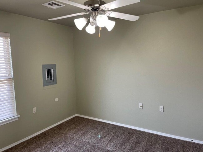 Building Photo - 2 bed Senior Living with All appliances an...
