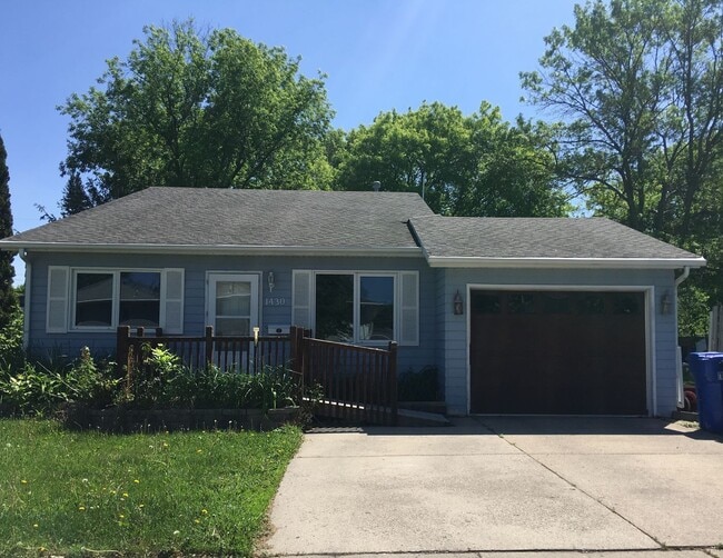 Building Photo - 3 Bed, 2 Bath Home in North Fargo with a Fenced in Yard!