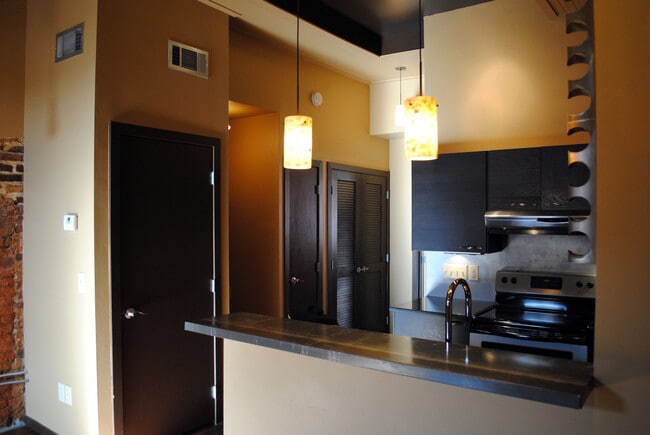 Building Photo - Beautiful 1BR Contemporary Downtown Loft