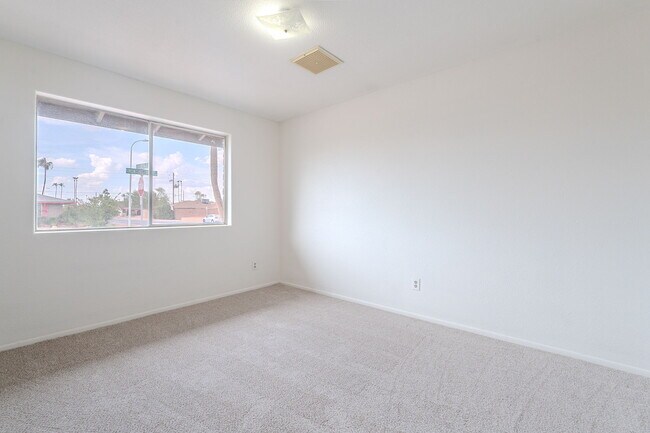 Building Photo - 2543 E Huntington Dr
