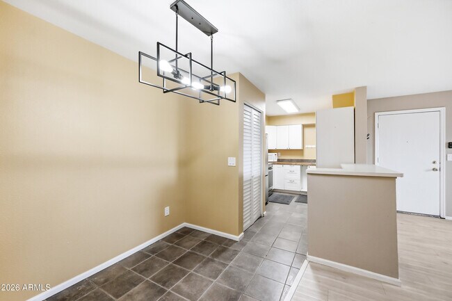 Building Photo - 533 W Guadalupe Rd