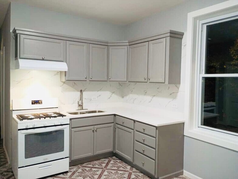 Kitchen - 5646 W 22nd Pl