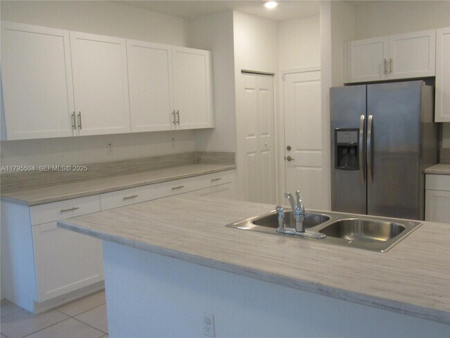 Building Photo - 1414 SE 26th Ter