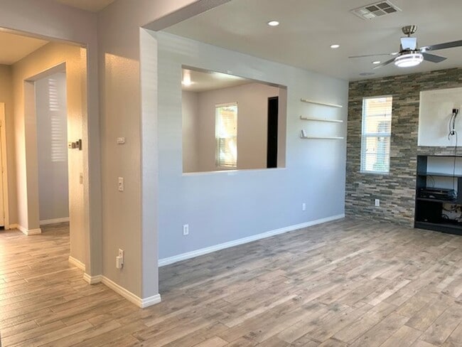 Building Photo - 3150 N Ventura Rd