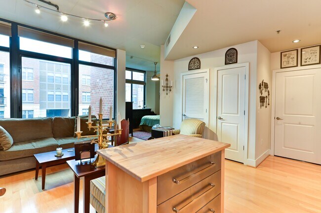 Building Photo - Gorgeous Light Filled 1Br Blocks to King St Metro
