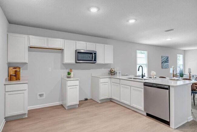 Building Photo - 5460 Amazon Ave