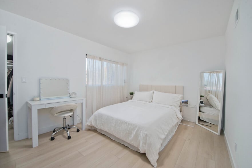 Building Photo - 20645 Roscoe Blvd