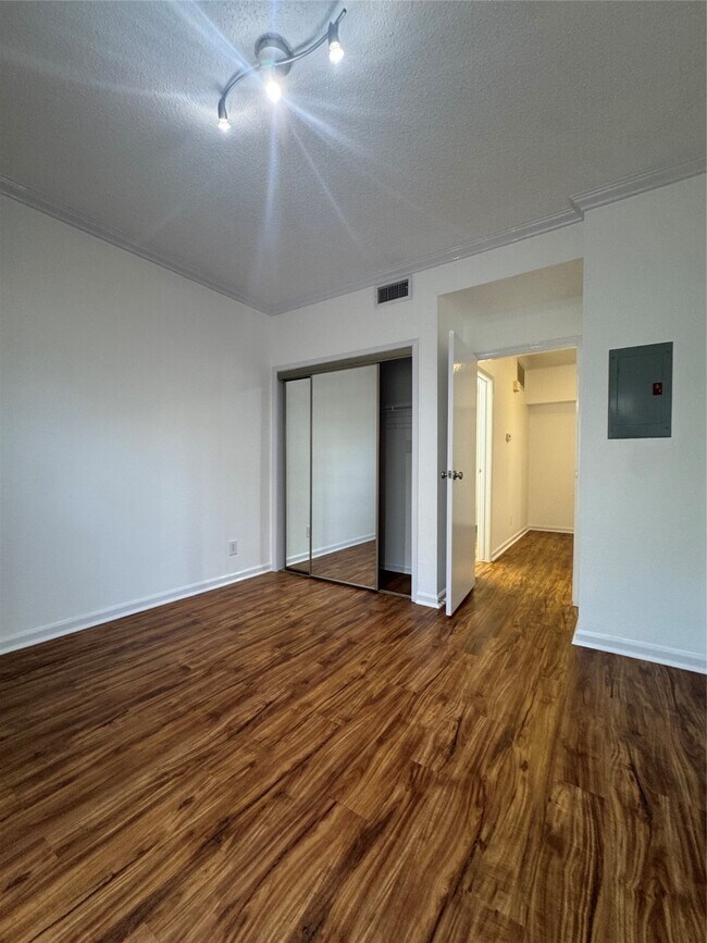 Building Photo - 921 Marine Dr