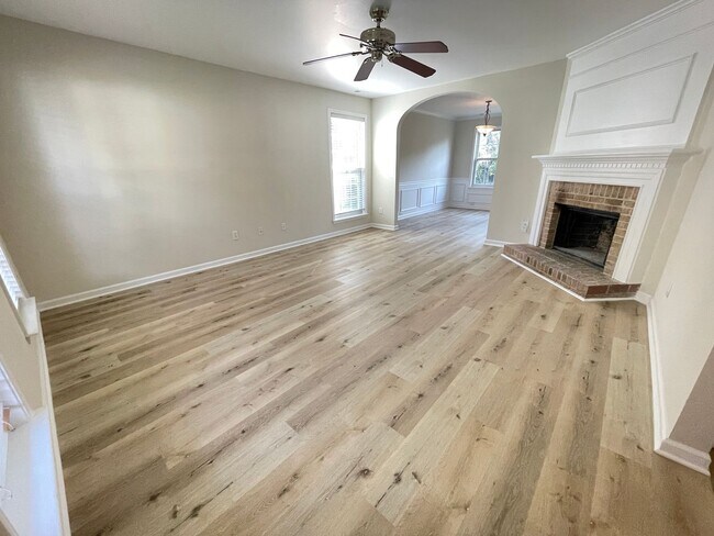 Building Photo - Beautiful, updated 3br 2.5 ba home with garage, fenced-yard in Home Valley Farms Now Available!