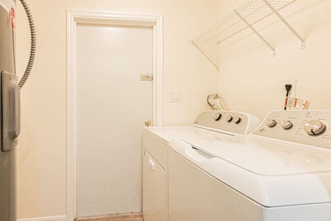 Building Photo - Annual Rental – Pet-Friendly Charming Napl...