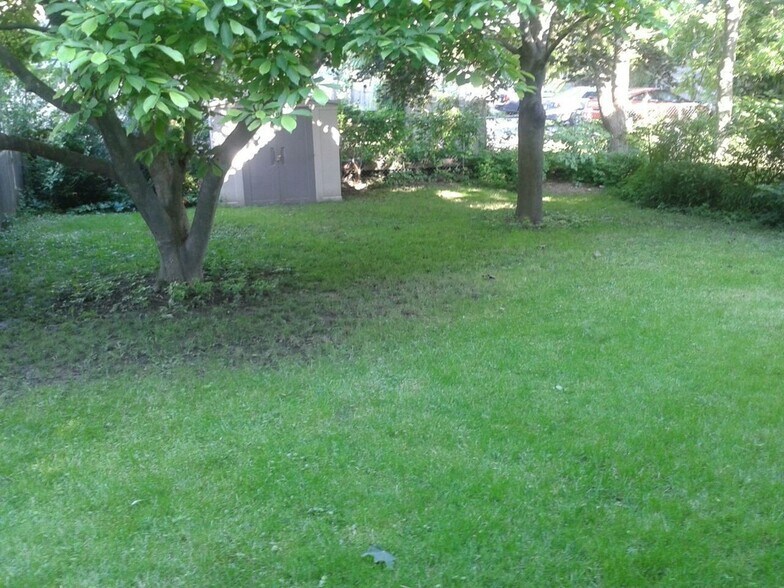 Shared Backyard - 44 Shepard St