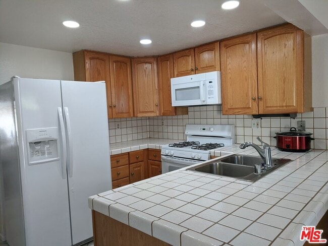 Building Photo - 831 Whitewater Dr