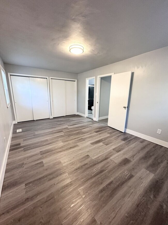 Building Photo - Beautifully Fully Updated 3-Bedroom End Unit Townhome