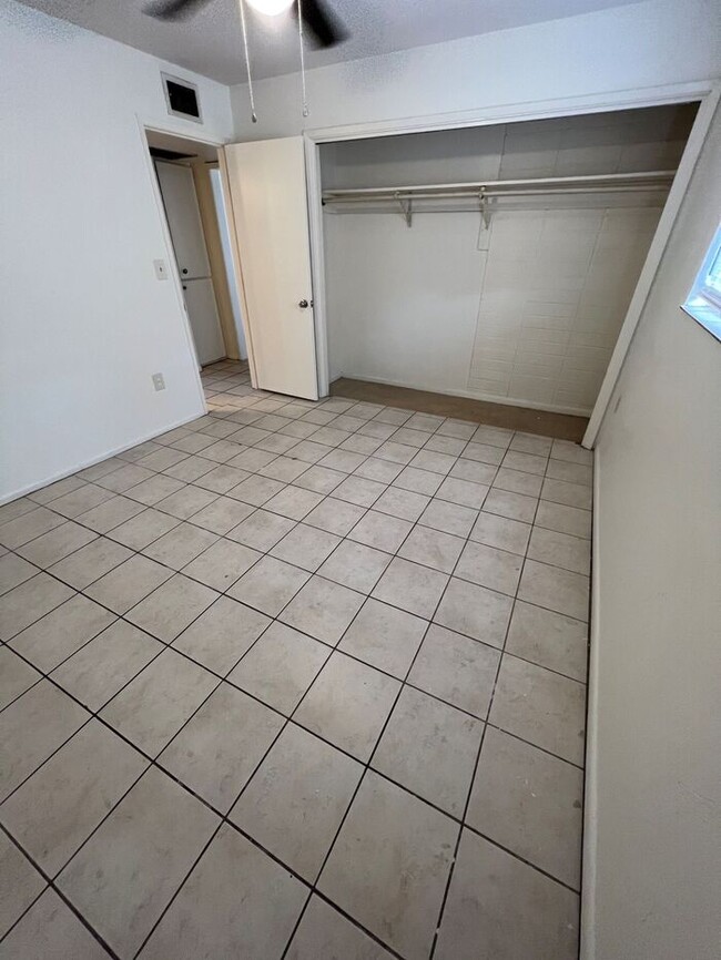 Building Photo - Town Home For Rent