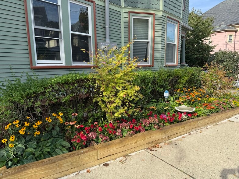 Building Photo - 96 Munroe St