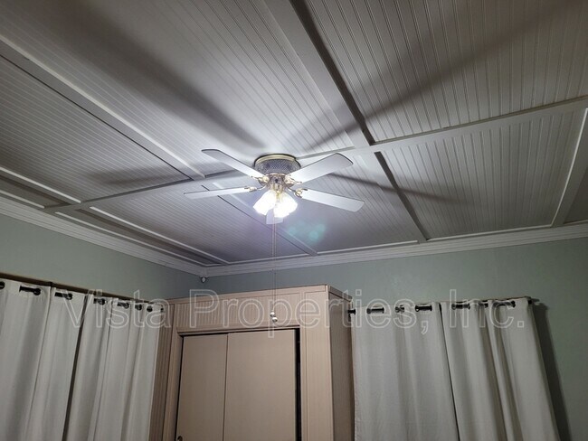 Building Photo - 1121 Elm St