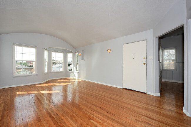 Building Photo - 1252 N Mariposa Ave