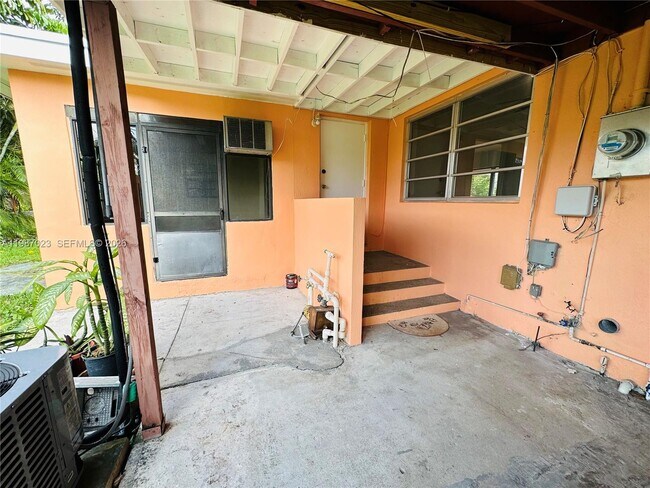 Building Photo - 5705 SW 39th St