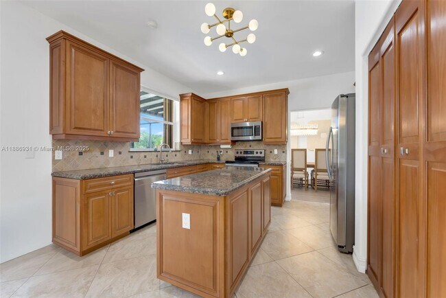 Building Photo - 420 Montclaire Dr