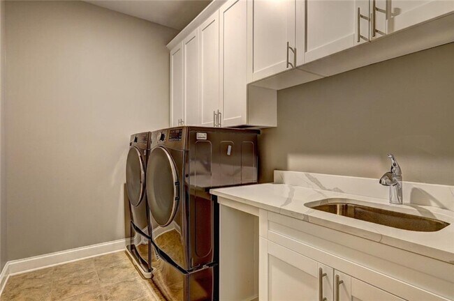 Building Photo - 4527 Bridgeway Rd