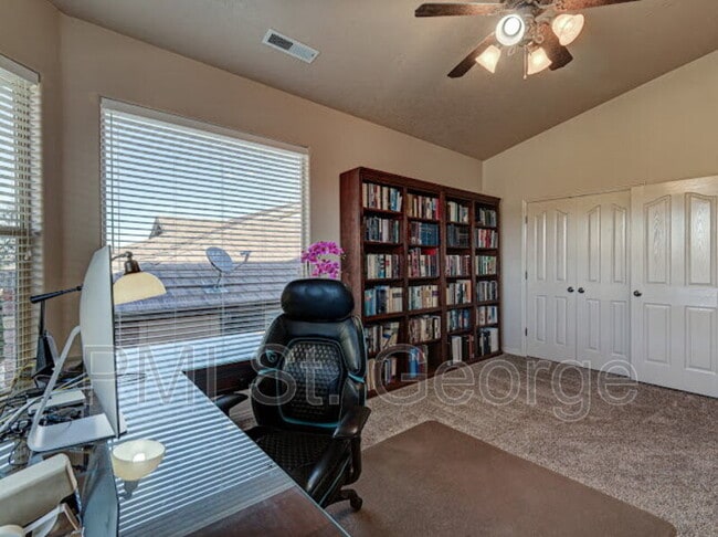 Building Photo - 621 Rolling Hills Dr