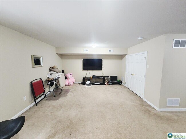 Building Photo - 972 King Way