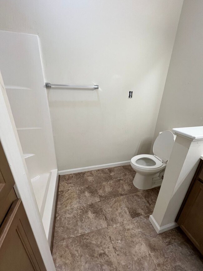 Building Photo - 3 bed, 2 bath, 2 car garage Home on 5 Acres