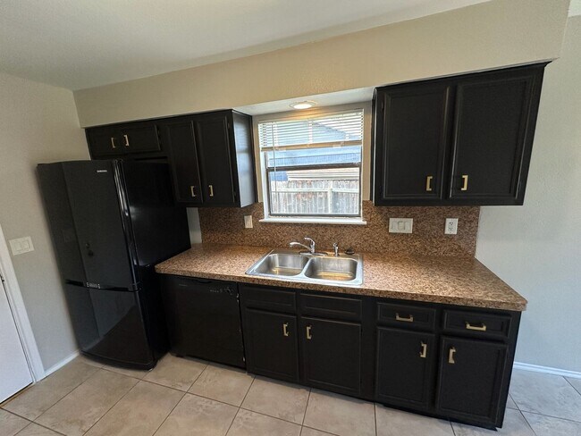 Building Photo - 12101 Scissortail Dr