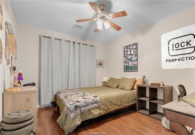 Building Photo - 807 Pasler St