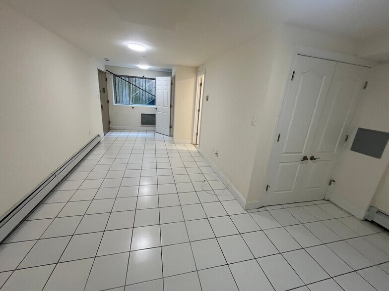 Building Photo - 141-35 Pershing Crescent