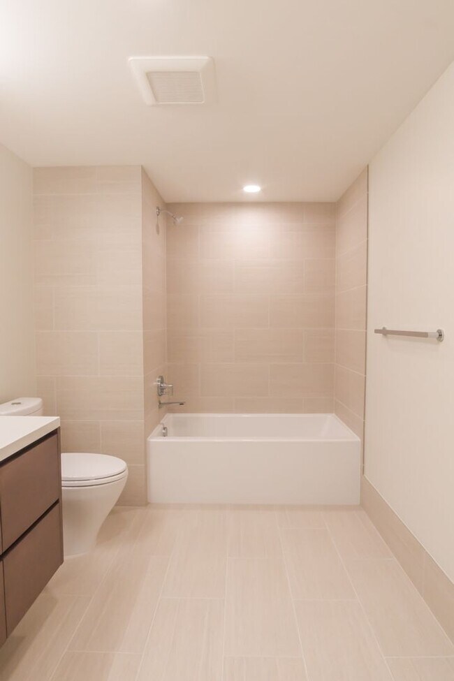 Building Photo - 2bd/1ba Seattle Condo