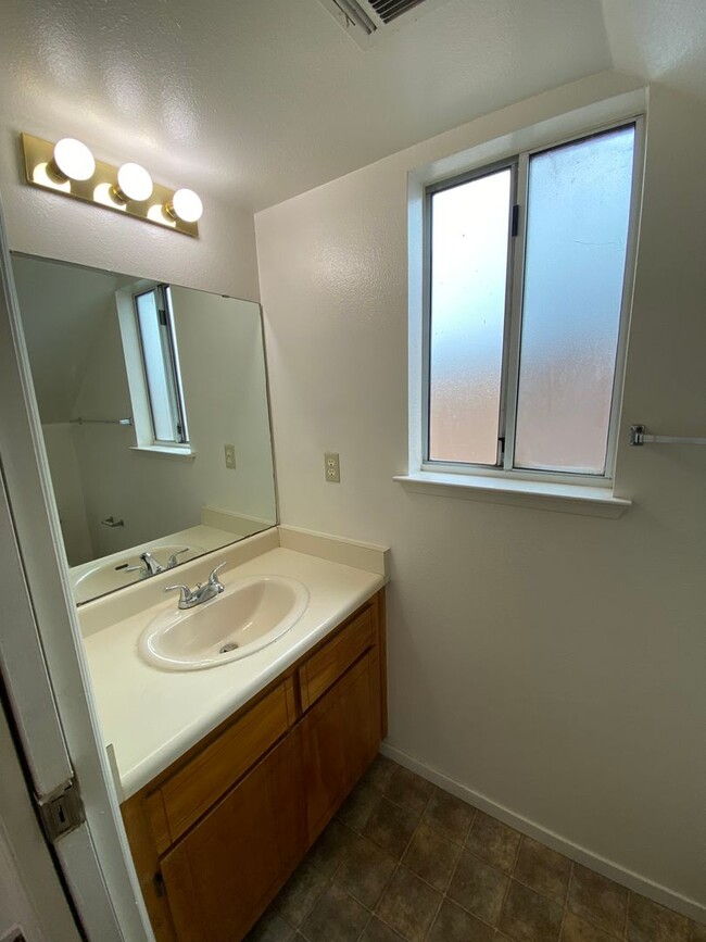 Building Photo - Charming 3 Bed/2.5 Bath on Packwood coming...