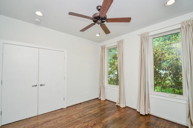 Building Photo - 1310 Delano St