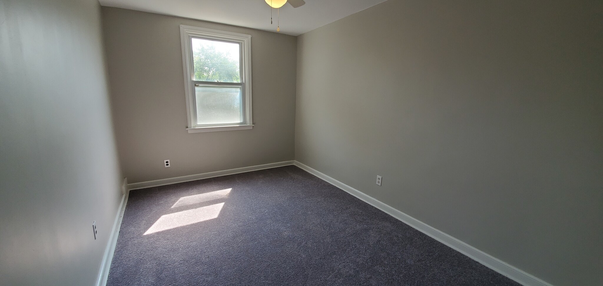 Building Photo - 717 Surrey Ln