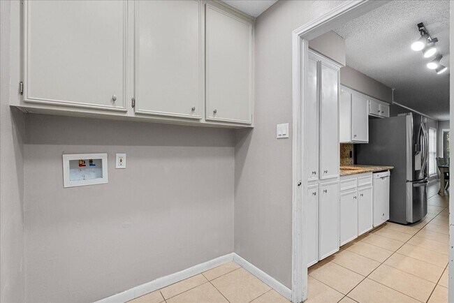 Building Photo - 883 Silverpines Rd