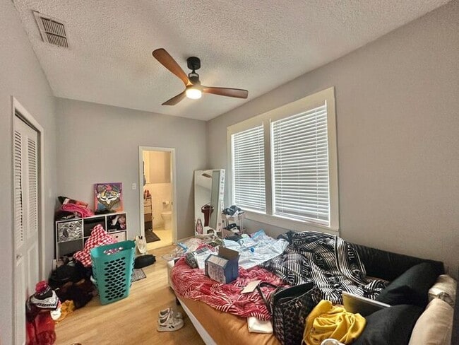 Building Photo - 1 Bed 1 Bath at Broadway Apartments! All B...