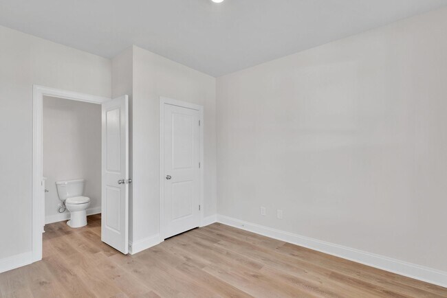 Building Photo - Beautiful 4BR 2.5BA Home w/ Full Appliance Kitchen • Garage Parking •