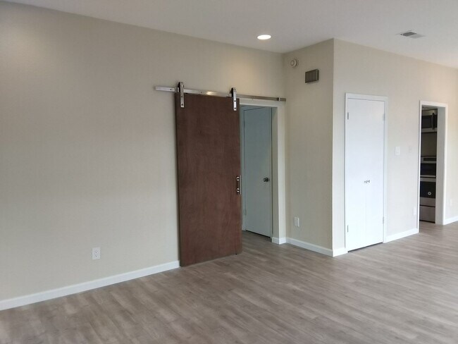 Building Photo - Must see! 1 Bed 1 Bath Condo in Lakewood Village!
