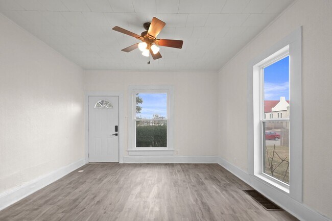 Building Photo - 131 W 13th St