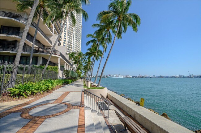 Building Photo - 540 Brickell Key Dr