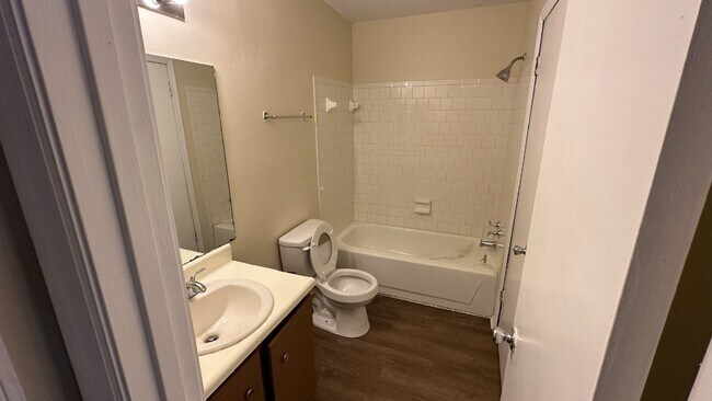 Building Photo - Town house for Rent