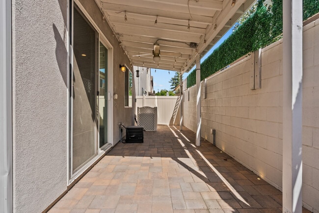 Building Photo - 14610 Isla Vista Dr