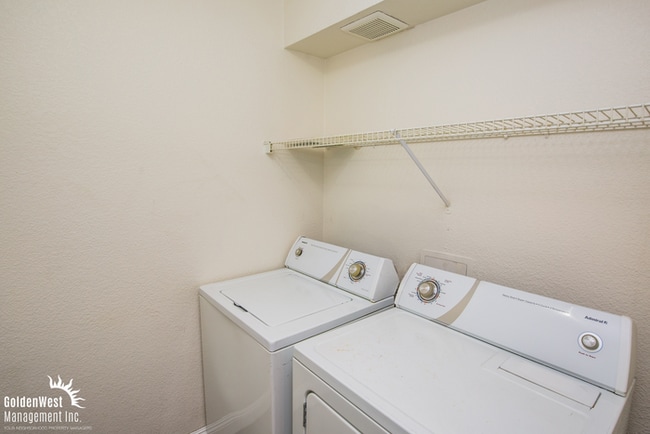 Building Photo - Stylish & Updated 1Bdm 1Ba Condo in Gated Community.