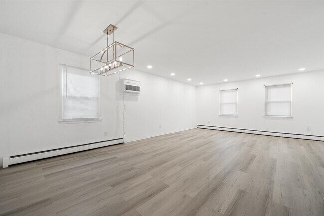 Building Photo - 64 Isabella Ave