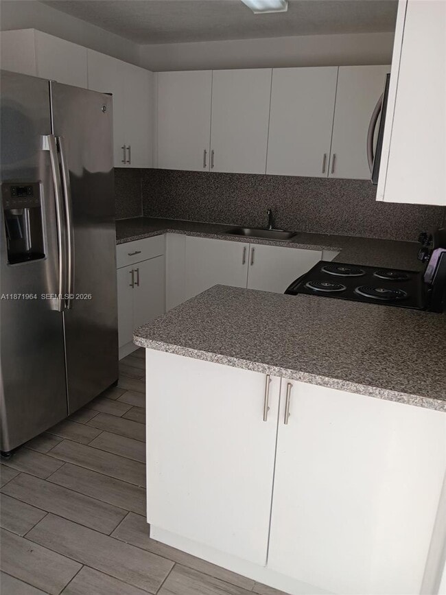 Building Photo - 550 SW 115th Ave