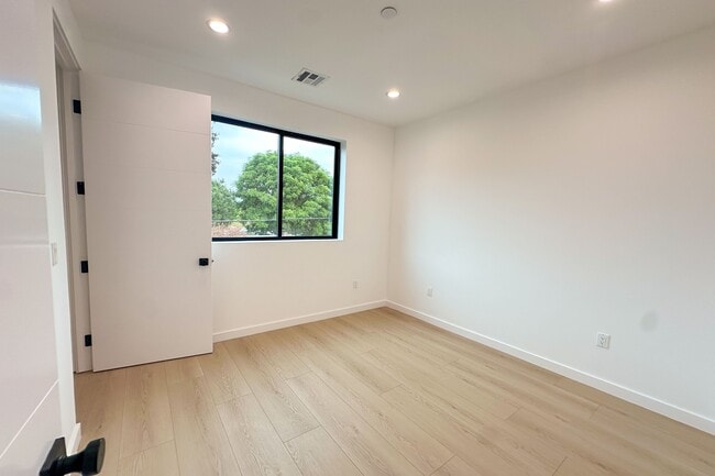 Building Photo - 13843 Burbank Blvd